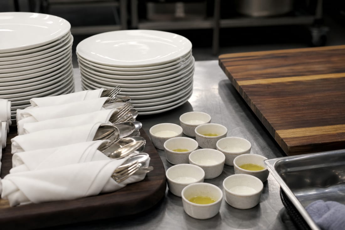 Beispiel: leere Teller und Besteck zur Catering-Abstimmung
